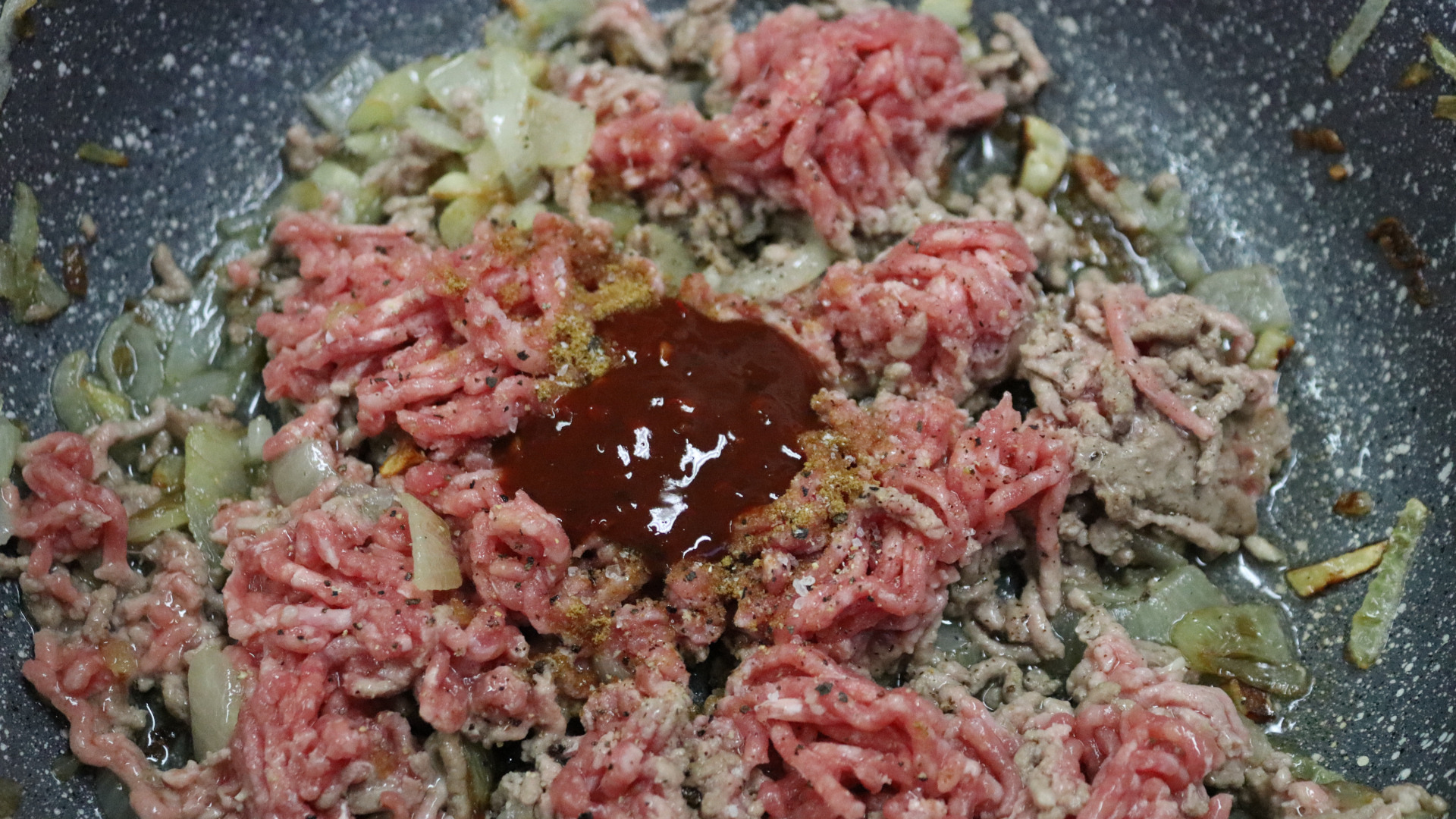 Carne picada con salsa Naga Chipotle